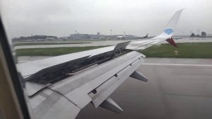 Обычная посадка самолёта, вид из салона.