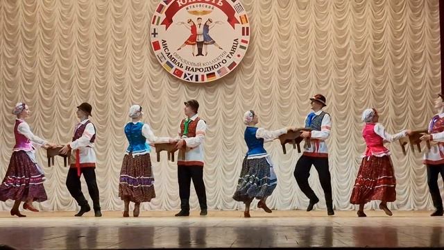 Кадриль с табуретками. Сынок Семён в зелёном галстучке.