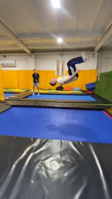 Заднее сальто на батутах