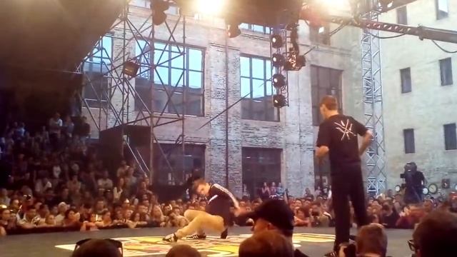 Чемпионат Украины. Батл брейк-данс на Red bull camp в Киеве. смотреть онлайн