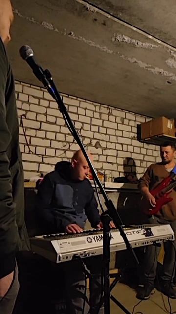 что делать когда партия гитараста закончилась? #music #rock смотреть онлайн