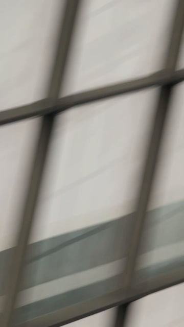 Вода льется из трубы сверху. Посмотреть на это чудо ст? смотреть онлайн