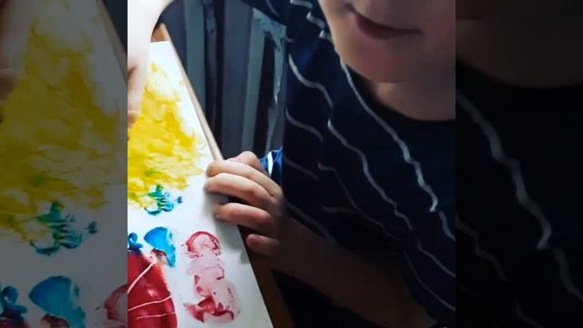 Чем же еще заняться ребенку, сидя дома? Пальчиковые краски рулят! смотреть онлайн