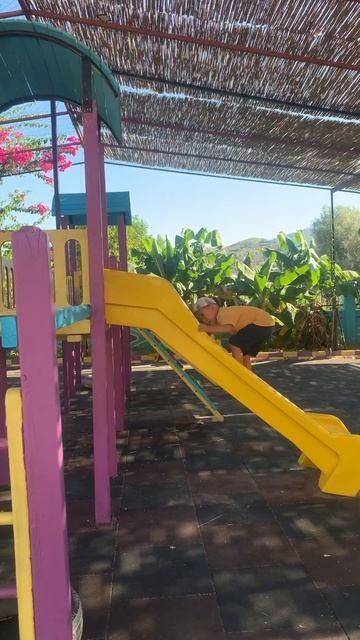 Эмир играется во дворе садика в Газипаша, сентябрь 2024 смотреть онлайн