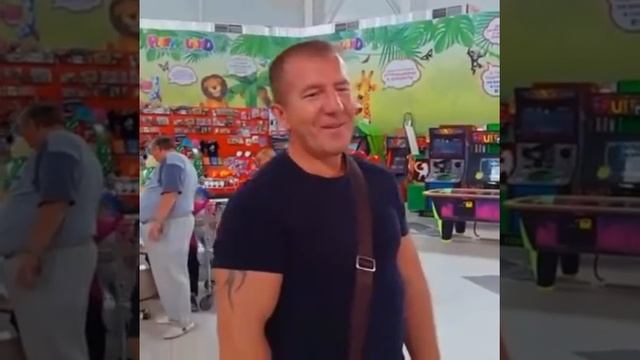 Часть вторая! Развлекается в трц Торговый квартал #бат смотреть онлайн