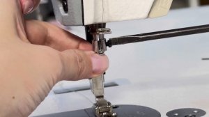 Как правильно установить иглу на промышленной швейно?