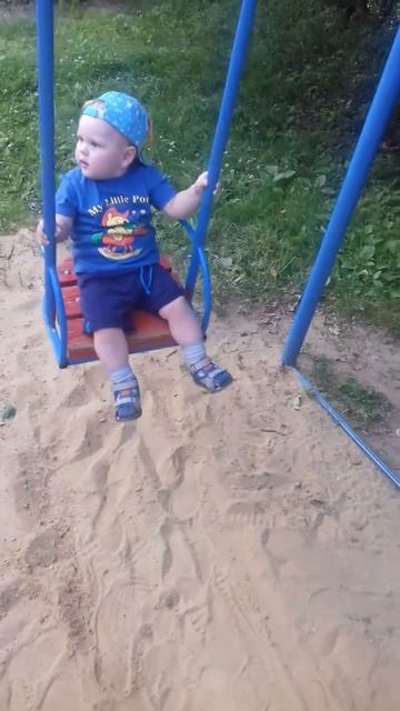 Малыш и качели смотреть онлайн