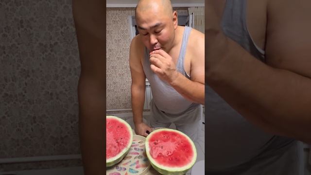 Какой арбуз больше?
