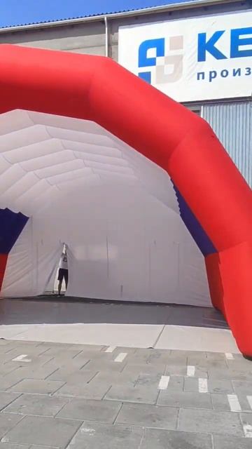 Надувной сценический навес, выполненный в ярких цвета