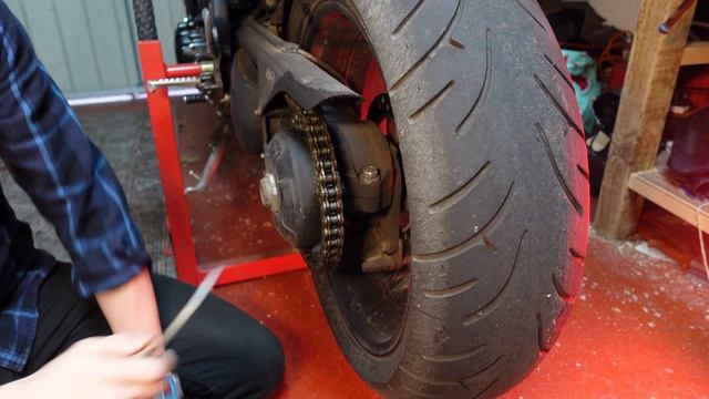 Triumph Speed Triple 1050 Chain Slack Adjustment (DIY How To) смотреть онлайн