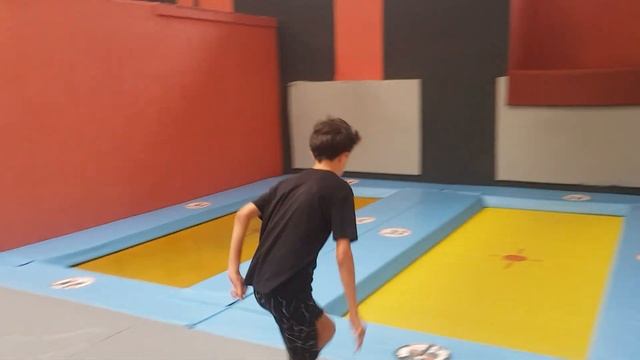 Висок скок на батут.