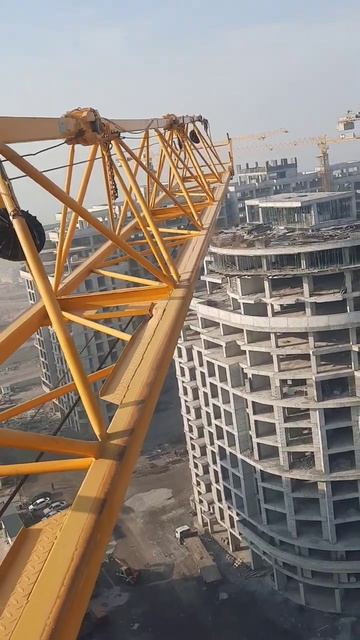 На башенном кране #стройка #работа #реал #монтажник #youtu смотреть онлайн