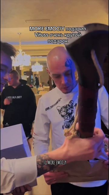 Самый крутой подарок на 50 лет #подарок #топор #деньрожд смотреть онлайн