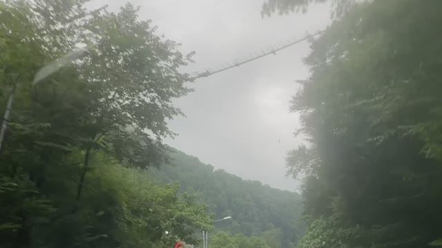 SkyBridge в Skypark - вид снизу пугает больше, чем с самого моста (Сочи, Красная Поляна) смотреть онлайн