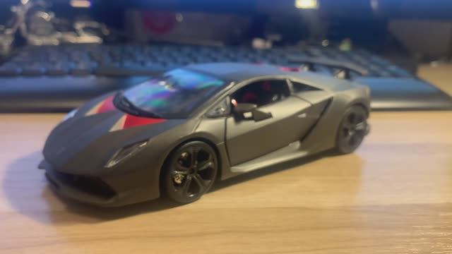 Обзор модели Lamborghini Sesto Elemento в масштабе 1/24 от Bburago смотреть онлайн