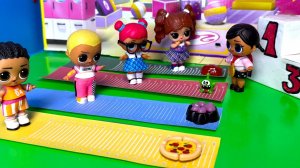 КТО ДАЛЬШЕ ПРЫГНЕТ, ТОТ ПОЙДЕТ В КИНО👀😎 Куклы ЛОЛ сюрприз веселая ШКОЛА мультики ИГРУШКИ ДАРИНЕЛК