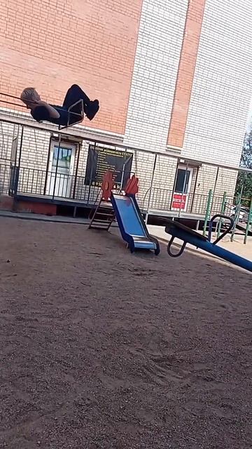 мой друг прыгнул с качели и упал смотреть онлайн