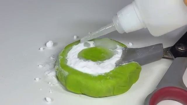 Суперклей и пищевая сода! Налейте клей на пищевую соду и поразитесь результатами смотреть онлайн