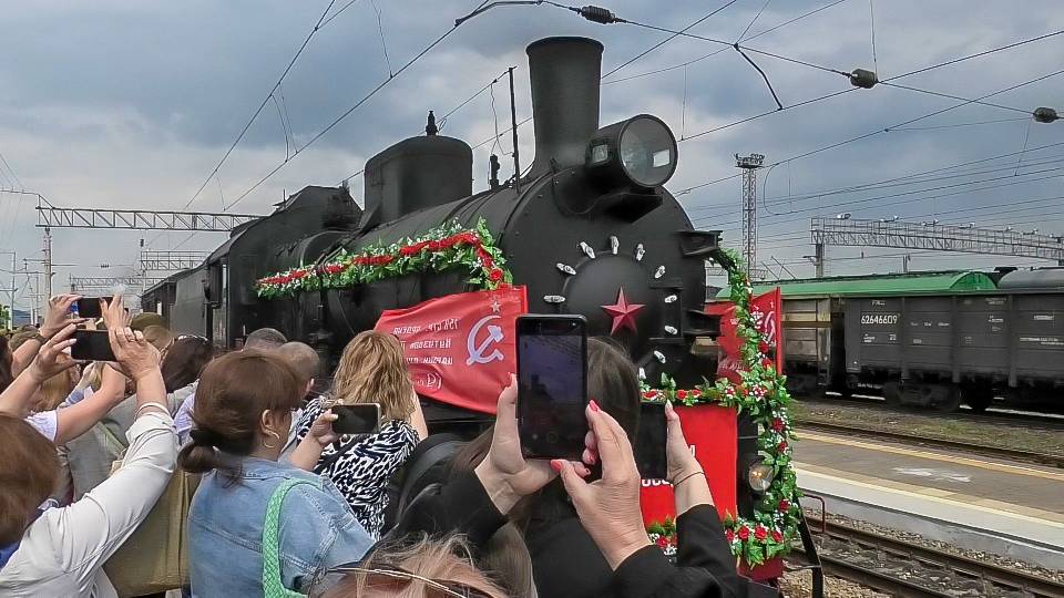 В Волжский прибыл «Воинский эшелон» смотреть онлайн