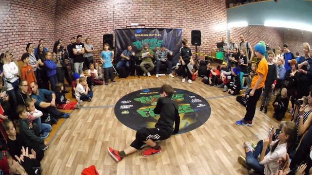 Bboy Корней Vs Marcus Vs Иконников Миша Vs Bgirl Клубничка - брейкданс чемпионат TurtleFreeze Battl