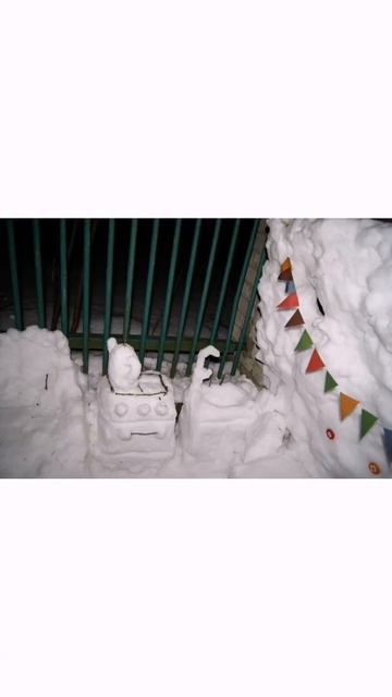 Домик из снега с камином.