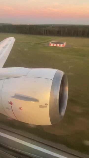 Красивый взлет на Boeing 737-400 UTair из Москвы 👏 смотреть онлайн