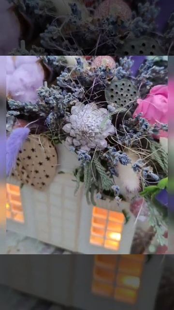 домик из лаванды и живых цветов