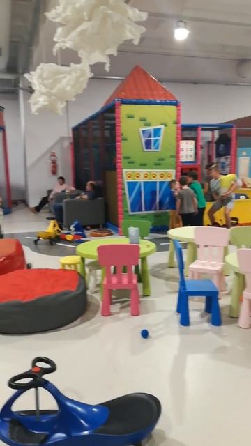 Когда холодно - играют здесь. Венгрия. #shortvideo #hungary #зима смотреть онлайн