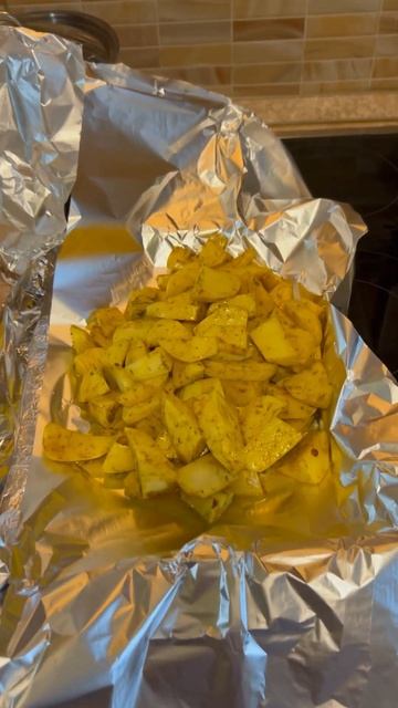 Курица и картофель, запеченные в духовке в фольге