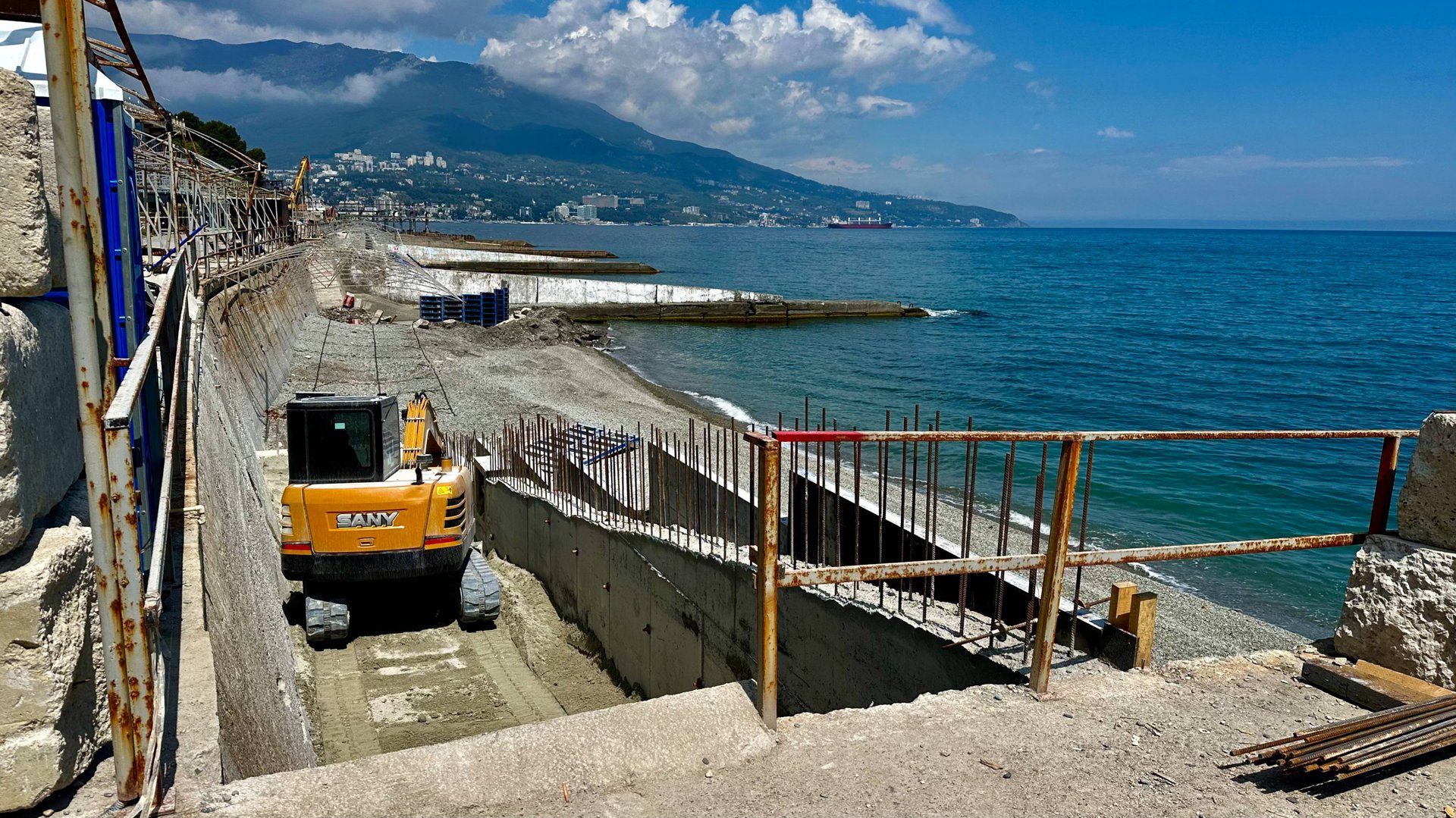 Крым - благоустройства пляжей в Ялте идут полным ходом - пляж "Дельфин" скоро будет не узнать. смотреть онлайн