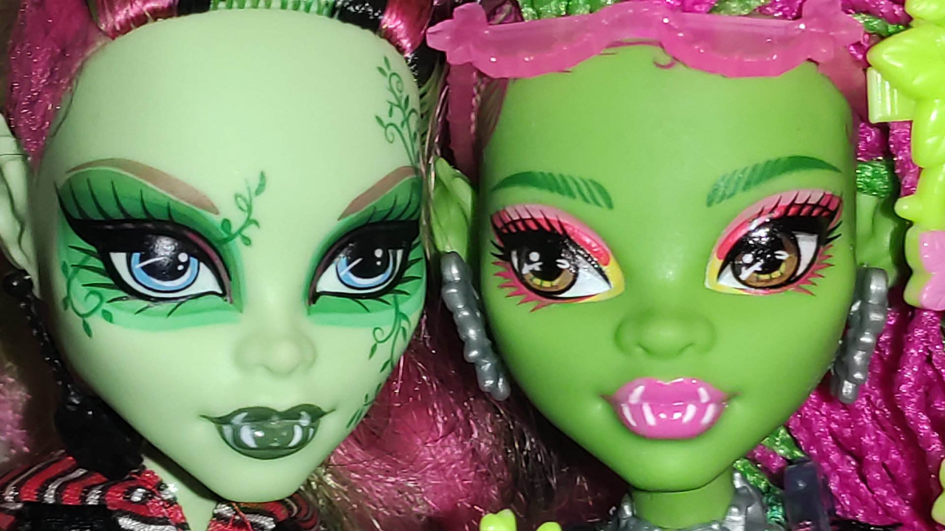Кукла Монстр хай (Monster High) Венера Макфлайтрап, с растением-монстром домашним котом Чулианом смотреть онлайн