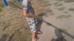 Малые кидаются презирвотивами с водой