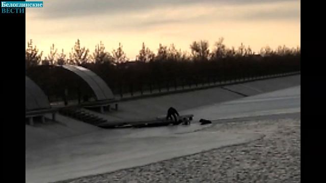 В Белой Глине очевидцы спасли провалившуюся под лед с? смотреть онлайн