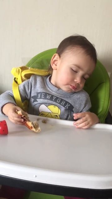 Когда хочется есть и спать смотреть онлайн