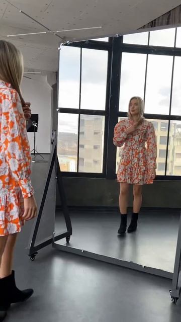 Платье Лия белые пионы оранж смотреть онлайн