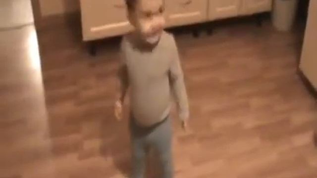 Ребенок танцует ХИП ХОП