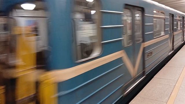 ЕМА 502/ЕМ 501 выезжает из оборотного тупика на станцию П? смотреть онлайн