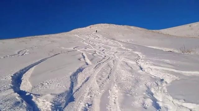Покатушки #на сноуборде с другом, прыжки на трамплине!!! смотреть онлайн