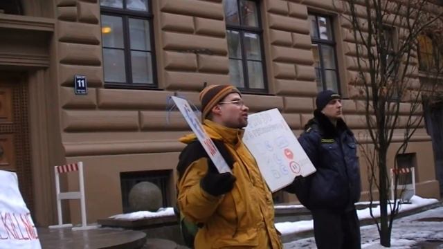 у Сейма 31 января 2013 года протест антиглобалистов смотреть онлайн