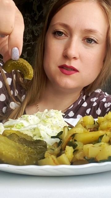 МУКБАНГ/ЖАРЕНАЯ КАРТОШКА/НЕ ХВАТАЕТ СЕЛЕДКИ😜 #еда #food смотреть онлайн