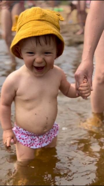 Ребёнок первый раз на озере 💦 Baby at the lake for the first time смотреть онлайн