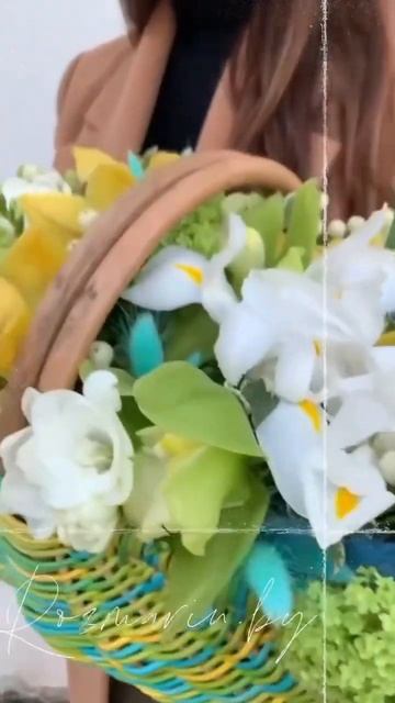 Орхидеи и ирисы в корзине «Одри» смотреть онлайн