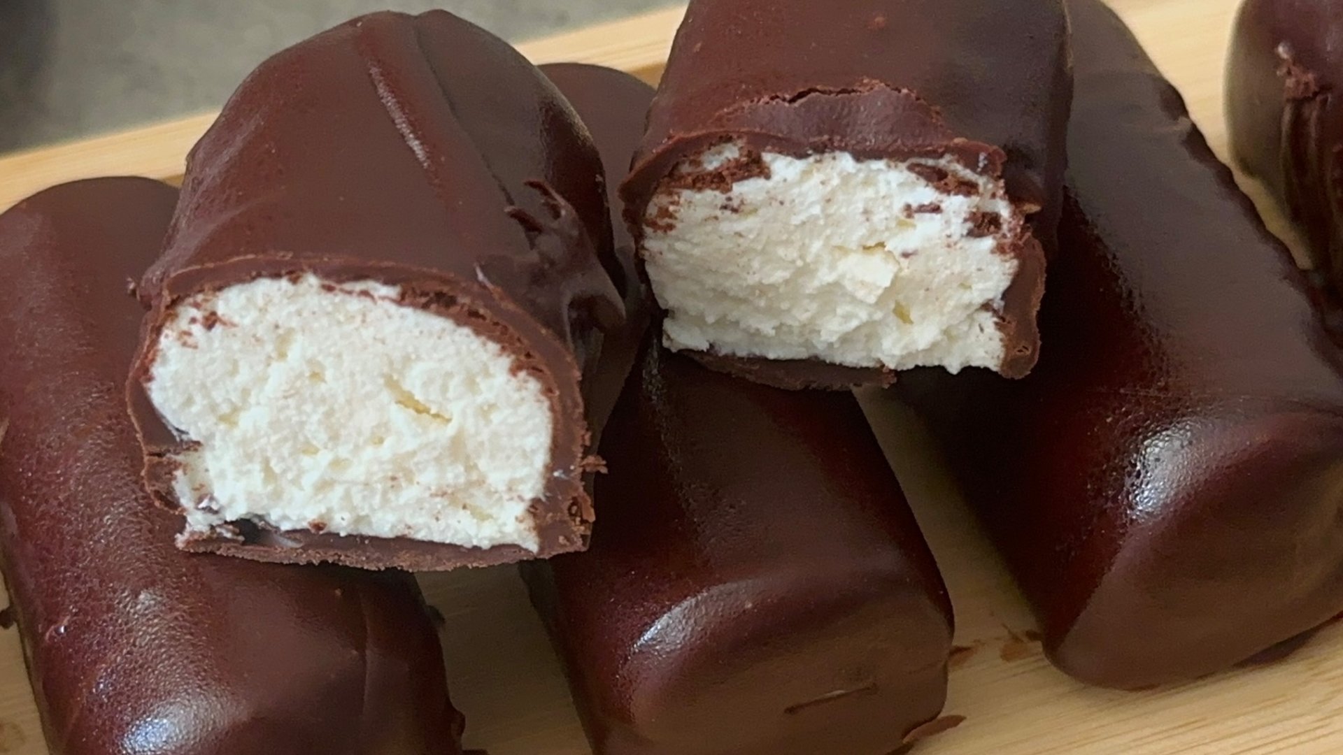 Домашние творожные сырки / Готовим творожные сырки глазированные в шоколаде в домашних условиях смотреть онлайн