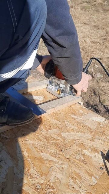 Установка крючков для водостока#каркасныедома #бани ..