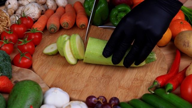 Повар нарезает фрукты и Овощи ...The chef cuts fruits and vegetables приколы , шутки и много другое смотреть онлайн