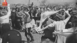 «В День Победы»
(спецвыпуск к/ж «Новости дня», 1945 г., ЦСДФ).