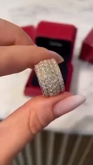 Я подарю ей на Новый год ландыши и Cartier 🎁… Мечтаем дев смотреть онлайн