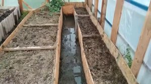Вода в проходах теплицы