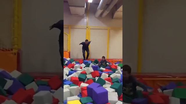 Игровая «Fan Arena”. Отдыхаем активно! смотреть онлайн