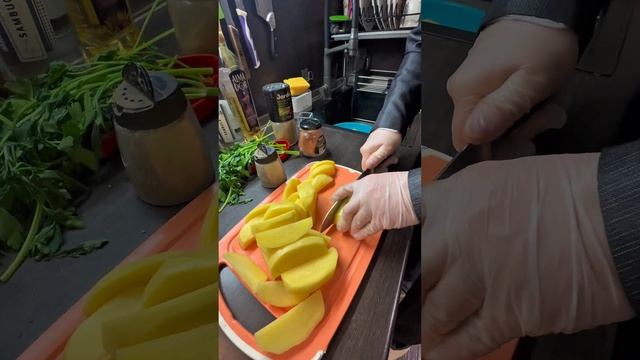 «Жирная кухня» Ребра-барбекю с картошкой по-деревенск смотреть онлайн